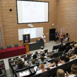 "Czepkowanie" studentów pielęgniarstwa i położnictwa na UJK / Marzena Mąkosa / Radio Kielce