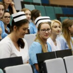 "Czepkowanie" studentów pielęgniarstwa i położnictwa na UJK / Marzena Mąkosa / Radio Kielce
