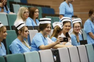 "Czepkowanie" studentów pielęgniarstwa i położnictwa na UJK / Marzena Mąkosa / Radio Kielce