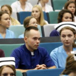 "Czepkowanie" studentów pielęgniarstwa i położnictwa na UJK / Marzena Mąkosa / Radio Kielce