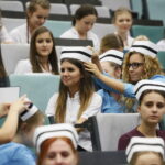 "Czepkowanie" studentów pielęgniarstwa i położnictwa na UJK / Marzena Mąkosa / Radio Kielce