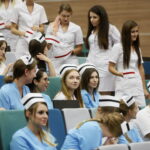 "Czepkowanie" studentów pielęgniarstwa i położnictwa na UJK / Marzena Mąkosa / Radio Kielce