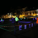 Zabawowy turniej blackmintona na kieleckim Rynku / Marzena Mąkosa / Radio Kielce