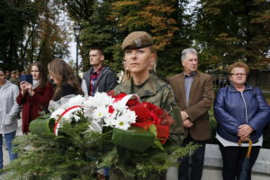 Uroczystości przed Pomnikiem Armii Krajowej na Skwerze Żeromskiego / Marzena Mąkosa / Radio Kielce