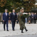 Uroczystości przed Pomnikiem Armii Krajowej na Skwerze Żeromskiego. Na zdjęciu (od lewej): generał Wiesław Kukuła, Krzysztof Słoń - senator RP, Jarosław Rusiecki - senator RP i płk Artur Barański  / Marzena Mąkosa / Radio Kielce