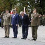 Uroczystości przed Pomnikiem Armii Krajowej na Skwerze Żeromskiego. Na zdjęciu (od lewej): generał Wiesław Kukuła, Krzysztof Słoń - senator RP, Jarosław Rusiecki - senator RP i płk Artur Barański  / Marzena Mąkosa / Radio Kielce