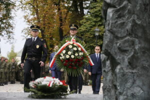 Uroczystości przed Pomnikiem Armii Krajowej na Skwerze Żeromskiego. Kwiaty składają przedstawiciele miasta / Marzena Mąkosa / Radio Kielce
