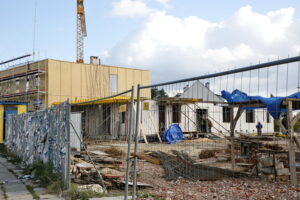 Rozbudowa zespołu mieszkań chronionych przy ośrodku zdrowia Caritas w Wiśniówce wraz z przebudową istniejącego budynku przychodni / Marzena Mąkosa / Radio Kielce