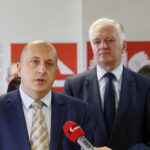 Konferencja prasowa wicepremiera Jarosława Gowina oraz posła Michała Cieślaka. Na zdjęciu: Grzegorz Sołtys - przedsiębiorca. Po prawej wiceminister Jarosław Gowin / Marzena Mąkosa / Radio Kielce