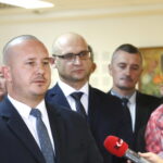 Konferencja prasowa wicepremiera Jarosława Gowina oraz posła Michała Cieślaka. Przemawia Marcin Piszczek - burmistrz Jędrzejowa / Marzena Mąkosa / Radio Kielce