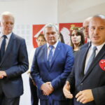 Konferencja prasowa wicepremiera Jarosława Gowina oraz posła Michała Cieślaka. Przemawia Marcin Piszczek - burmistrz Jędrzejowa  / Marzena Mąkosa / Radio Kielce