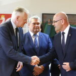 Konferencja prasowa wicepremiera Jarosława Gowina oraz posła Michała Cieślaka. Na zdjęciu: wicepremier Jarosław Gowin i Krzysztof Nowak - wójt gminy Słupia / Marzena Mąkosa / Radio Kielce