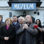 Konferencja PiS na Rynku w Jędrzejowie. Na zdjęciu (od lewej): Marek Kwitek - poseł PiS, Anna Krupka - poseł PiS, Krzysztof Lipiec - poseł PiS i Marek Bogusławski / Marzena Mąkosa / Radio Kielce