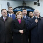 Konferencja PiS na Rynku w Jędrzejowie. Na zdjęciu (od lewej): Marek Kwitek - poseł PiS, Anna Krupka - poseł PiS i Krzysztof Lipiec - poseł PiS / Marzena Mąkosa / Radio Kielce