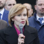 Konferencja PiS na Rynku w Jędrzejowie. Na zdjęciu: Anna Krupka - poseł PiS / Marzena Mąkosa / Radio Kielce