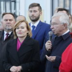 Konferencja PiS na Rynku w Jędrzejowie. Na zdjęciu (od lewej): Marek Kwitek - poseł PiS, Anna Krupka - poseł PiS i Krzysztof Lipiec - poseł PiS / Marzena Mąkosa / Radio Kielce