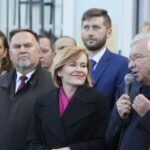 Konferencja PiS na Rynku w Jędrzejowie. Na zdjęciu (od lewej): Marek Kwitek - poseł PiS, Anna Krupka - poseł PiS i Krzysztof Lipiec - poseł PiS / Marzena Mąkosa / Radio Kielce