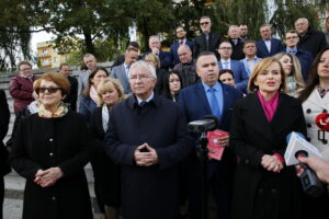 Konwencja Powiatowa Prawa i Sprawiedliwości. Na zdjęciu (od lewej) Maria Zuba - poseł PiS, Krzysztof Lipiec - poseł PiS, Mariusz Bodo - kandydat na prezydenta Skarżyska i Anna Krupka - poseł PiS / Marzena Mąkosa / Radio Kielce