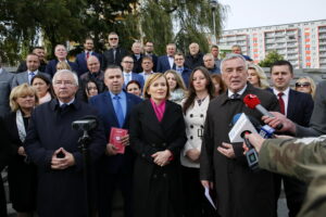 Konwencja Powiatowa Prawa i Sprawiedliwości. Przemawia Andrzej Bętkowski - wicewojewoda świętokrzyski. Na zdjęciu (od lewej): Krzysztof Lipiec - poseł PiS , Mariusz Bodo - kandydat na prezydenta Skarżyska, Anna Krupka - poseł PiS / Marzena Mąkosa / Radio Kielce