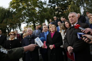 Konwencja Powiatowa Prawa i Sprawiedliwości. Na zdjęciu (od lewej): Maria Zuba - poseł PiS, Krzysztof Lipiec - poseł PiS,Mariusz Bodo - kandydat na prezydenta Skarżyska, Anna Krupka - poseł PiS i Andrzej Bętkowski - wicewojewoda świętokrzyski / Marzena Mąkosa / Radio Kielce