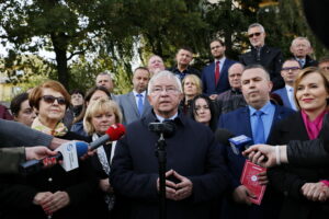 Konwencja Powiatowa Prawa i Sprawiedliwości. Na zdjęciu (od lewej): Maria Zuba - poseł PiS, Krzysztof Lipiec - poseł PiS, Mariusz Bodo - kandydat na prezydenta Skarżyska i Anna Krupka - poseł PiS / Marzena Mąkosa / Radio Kielce