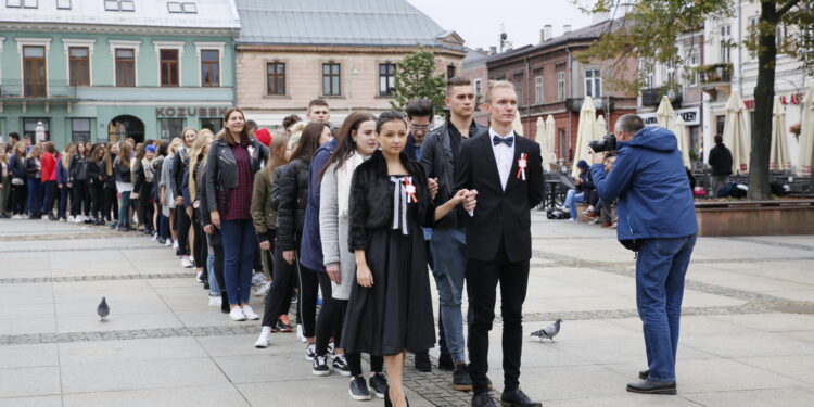 Polonez na kieleckim Rynku / Marzena Mąkosa / Radio Kielce