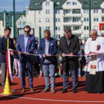 Otwarcie miniboiska przy Szkole Podstawowej nr 25. Przecięcie wstęgi / Marzena Mąkosa / Radio Kielce