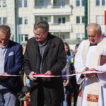 Otwarcie miniboiska przy Szkole Podstawowej nr 25. Przecięcie wstęgi / Marzena Mąkosa / Radio Kielce