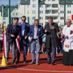 Otwarcie miniboiska przy Szkole Podstawowej nr 25. Przecięcie wstęgi / Marzena Mąkosa / Radio Kielce