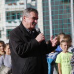 Otwarcie miniboiska przy Szkole Podstawowej nr 25. Na zdjęciu prezydent Kielc Wojciech Lubawski / Marzena Mąkosa / Radio Kielce