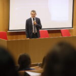 Zagraniczni studenci rozpoczęli studia na Uniwersytecie Jana Kochanowskiego w Kielcach. Na zdjęciu: prof. zw. dr hab. Jacek Semaniak / Marzena Mąkosa / Radio Kielce