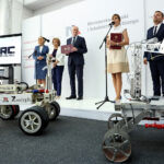 Warszawa. Inauguracja European Rover Challenge w Ministerstwie Nauki i Szkolnictwa Wyższego. Na zdjęciu (od lewej): doradca Jarosława Gowina, Danuta Krępa - starosta starachowicki, Jarosław Gowin - wicepremier oraz minister nauki i szkolnictwa wyższego / MNiSW