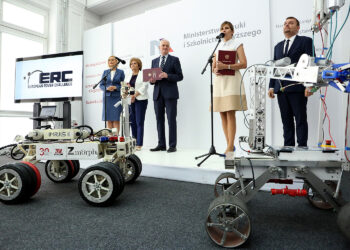 Warszawa. Inauguracja European Rover Challenge w Ministerstwie Nauki i Szkolnictwa Wyższego. Na zdjęciu (od lewej): doradca Jarosława Gowina, Danuta Krępa - starosta starachowicki, Jarosław Gowin - wicepremier oraz minister nauki i szkolnictwa wyższego / MNiSW