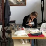 Natalia Olbiński dekorujaca porcelanowe rzeźby / Fabryka Porcelany AS Ćmielów