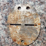 Nieśmiertelnik znaleziony w Grabowcu w czasie ekshumacji / Dariusz Kaszuba