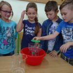 W Szkole Podstawowej w Oblęgorku uczniowie badają jakość powietrza / Daniel Lenart / Radio Kielce