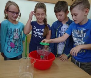W Szkole Podstawowej w Oblęgorku uczniowie badają jakość powietrza / Daniel Lenart / Radio Kielce