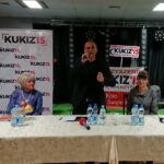 Ostrowiec Świętokrzyski. Spotkanie z Pawłem Kukizem. Na zdjęciu (od lewej): Jadwiga Szewczyk - kandydatka do sejmiku województwa, Paweł Kukiz, Magdalena Fogiel-Litwinek - przewodnicząca Kukiz'15 w regionie / Emilia Sitarska / Radio Kielce