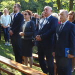 Odsłonięto obelisku poświęconego Polskiej Organizacji Wojskowej i mieszkańcom miejscowości, którzy sto lat temu stawili czynny opór żandarmerii austriackiej, dokonującej rekwizycji żywności. Od lewej Jakub Ryba inspektor w Biurze Upamiętniania Walk i Męczeństwa Instytutu Pamięci Narodowej w Krakowie, wojewoda Agata Wojtyszek, wójt Lipnika Andrzej Grządziel, Szymon Heba / Emilia Sitarska / Radio Kielce