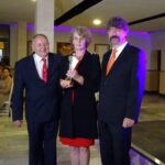 Święto Rzemieślników w Ostrowcu Świętokrzyskim. Na zdjęciu (od lewej): Robert Minina ze Stowarzyszenia Samorządność i Przedsiębiorczość, Ewa Sochacka z nagrodą Ostrowieckiego Asa oraz Robert Martynowski, prezes SIP-u / Emilia Sitarska / Radio Kielce