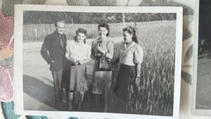 Od lewej: Tadeusz Domański, Hana Szlomi, Jadwiga Król, Maria Sowiar Chodnikiewicz, 1945 r / arch. prywatne