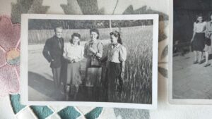 Od lewej: Tadeusz Domański, Hana Szlomi, Jadwiga Król, Maria Sowiar Chodnikiewicz, 1945 r / arch. prywatne