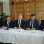 Od lewej wicestarosta ostrowiecki Eligiusz Mich, poseł PiS Andrzej Kryj, wicewojewoda Andrzej Bętkowski, starosta ostrowiecki Zbigniew Duda, senator PiS Jarosław Rusiecki. / Emilia Sitarska / Radio Kielce