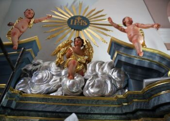 Sandomierz. Ołtarz boczny Serca Pana Jezusa  i św. Wincentego a Paulo w kościele św. Ducha / Grażyna Szlęzak - Wójcik / Radio Kielce