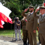 Ostrowiec Świętokrzyski. Uroczystości z okazji 79. rocznicy wybuchu II wojny światowej. Kwiaty składa delegacja Nadleśnictwa Ostrowiec Świętokrzyski / Emilia Sitarska / Radio Kielce