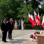 Ostrowiec Świętokrzyski. Uroczystości z okazji 79. rocznicy wybuchu II wojny światowej. Reprezentanci Starostwa Powiatowego - członek zarządu Piotr Kopański oraz Karol Wójcik / Emilia Sitarska / Radio Kielce