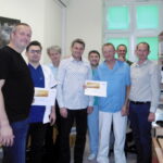 Zespół medyczny szpitala „Górka”, który przeprowadził zabieg wszczepienia implantu dedykowanego. Drugi od prawej: dr n.med. Sławomir Marcinkowski, (pierwszy od prawej) zastępca dyrektora szpitala Marek Arabski / Szpital „Górka”