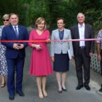 Koprzywnica. Otwarcie wyremontowanej drogi w Gnieszowicach. Na zdjęciu (od lewej): Anna Pluch - kandydatka PiS na burmistrza Koprzywnicy, Dorota Kruszec-Nowińska - sekretarz gminy, poseł Marek Kwitek, poseł Anna Krupka, wojewoda Agata Wojtyszek, Marek Jońca - burmistrz Koprzywnicy, Kazimierz Drożdzal - Sołtys Gmieszowic / Grażyna Szlęzak - Wójcik / Radio Kielce