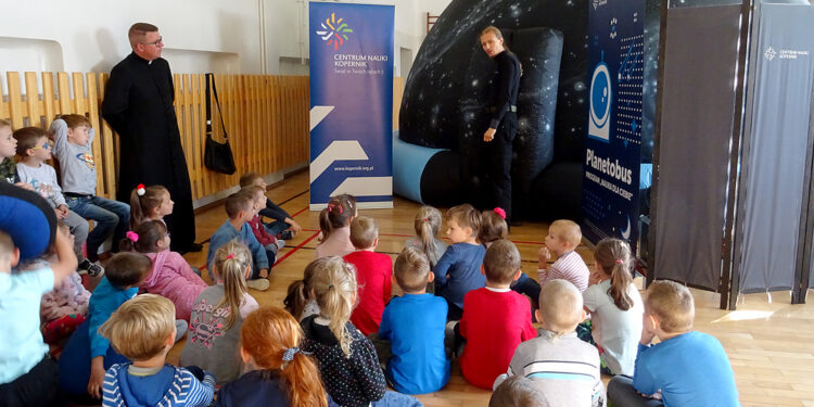 Planetobus odwiedził Szkołę Podstawową w Szewnie. Mobilne planetarium podobało się uczniom / Emilia Sitarska / Radio Kielce
