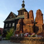 Pomnik Ofiar Zbrodni Katyńskiej w Ostrowcu Św. oraz kościół pw. Najświętszego Serca Jezusowego / Emilia Sitarska / Radio Kielce